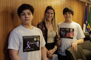 PLEITO - Adolescentes apresentaram trabalhos que estão realizando e um ofício pedindo recursos e apoio do Poder Público para o setor. Foto: Nando Chiappetta