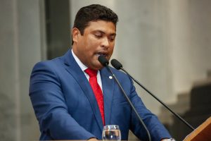 DESTAQUE - Para o parlamentar, iniciativa vai garantir aos alunos melhores perspectivas de emprego e renda e contribuirá para o resgate da moral e dos bons costumes. Foto: Roberto Soares