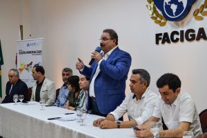 MESA - O presidente da Assembleia, Eriberto Medeiros, que é governador de Pernambuco em exercício, e o superintendente da Escola do Legislativo, José Humberto Cavalcanti, comandaram a abertura do curso “Eleições Municipais 2020 | Novas Regras”. Foto: Rafaela Hipólito