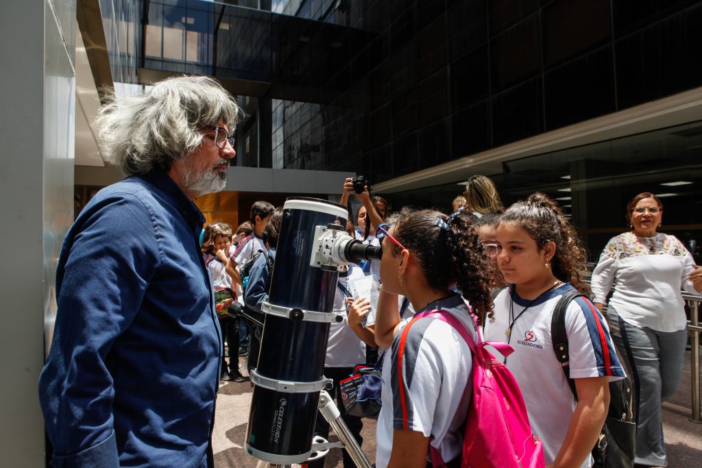 AULA DE CIDADANIA - Além de acompanhar a Reunião Plenária, os estudantes tiveram uma palestra sobre astronomia e fizeram observações em um telescópio. Foto: Evane Manço