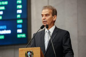 TRIBUNA - Parlamentar leu artigo sobre criação de 121 mil postos de trabalho no País, publicado em jornal local. Foto: Roberto Soares