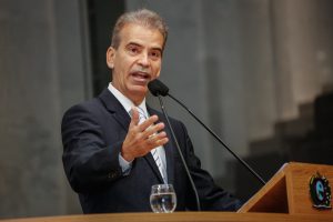 SUGESTÃO - Alberto Feitosa deu entrada em requerimento solicitando ao Poder Executivo Estadual que decrete estado de emergência ambiental. Foto: Roberto Soares
