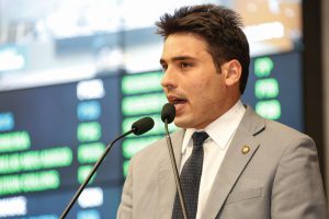 DISCURSO - Segundo o parlamentar, no esforço de melhorar a educação a gestão municipal tem feito contingenciamento em outras áreas. Foto: Roberto Soares