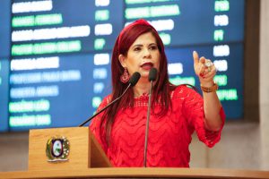 IGUALDADE - “Se lugares públicos como a Assembleia não forem ocupados pelas mulheres, nós não teremos avanços", frisou a deputada Gleide Ângelo, que convidou as participantes. Foto: Roberto Soares
