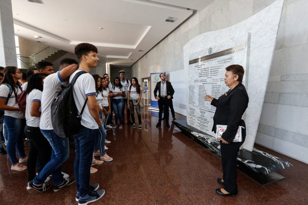 CONTATO - Na Aula de Cidadania, estudantes visitam sede do Legislativo. Foto: Roberta Guimarães