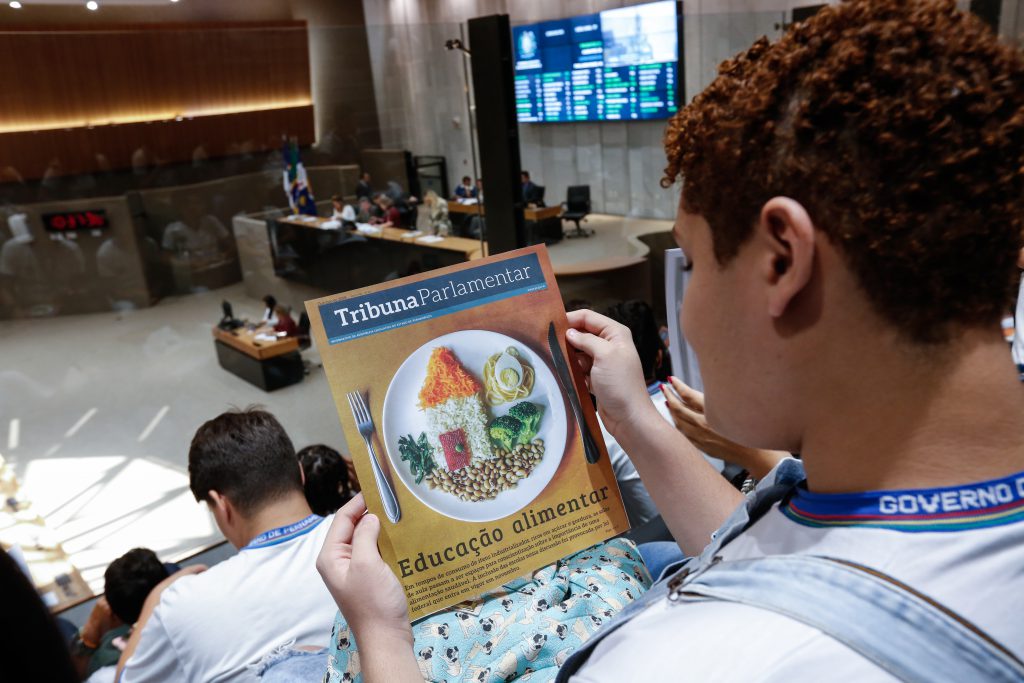 JORNAL - Tribuna Parlamentar revela relíquias do acervo histórico da Assembleia e atualiza a população sobre normas recém-aprovadas. Foto: Roberta Guimarães