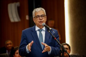 CONCILIAÇÃO - Em aparte, Antônio Moraes avaliou que o substitutivo aprovado é fruto de um rico processo de negociação. Foto: Roberto Soares