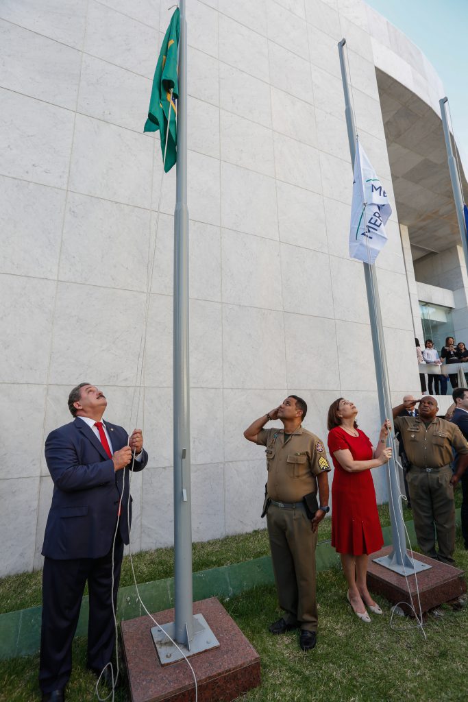 CERIMÔNIA - Casa realizou primeiro hasteamento das bandeiras do Brasil, de Pernambuco, do Mercosul e do Recife na frente da nova sede. Foto: Roberto Soares