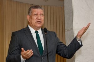 ISALTINO - “Foram distribuídas 59% das camisas e, até o final deste mês, todas escolas do Estado farão essa entrega.” Foto: Roberto Soares
