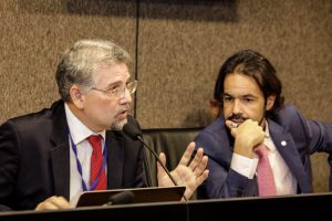 ORIENTAÇÃO - Cláudio Alencar apresentou a versão 2020 do Manual de Edição de Emendas Parlamentares, voltado a assessores de deputados. Consuleg ofertará curso sobre novo sistema. Foto: Nando Chiappetta