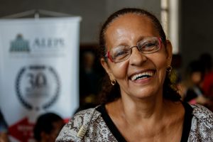 IDENTIDADE - “Quero aproveitar para conseguir uma nova via do meu RG, que já tem mais de 20 anos”, contou a costureira Rosilene Santos. Foto: Roberta Guimarães