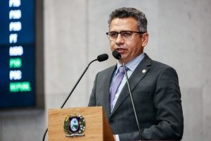 CENÁRIO - “Dinheiro não será utilizado para pagar a dívida do Brasil, mas para atender aos especuladores”, acredita o petista. Foto: Roberto Soares