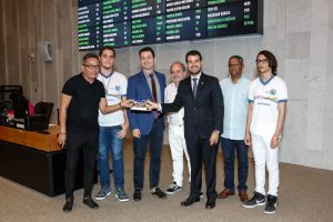 PLENÁRIO - Grupo veio a convite de Joaquim Lira, que faz saudação no Plenário e entregou obras históricas aos representantes da instituição. Foto: Roberto Soares