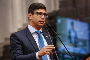 DEMANDA - Parlamentar articulou implantação de unidades móveis da polícia junto aos órgãos públicos, a partir de solicitação dos moradores do condomínio. Foto: Roberto Soares