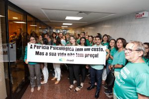 PROTESTO - Psicólogos acompanharam a reunião e pediram apoio contra mudanças no Código Brasileiro de Trânsito previstas pelo Governo Federal. Foto: Evane Manço
