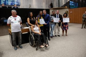 INCENTIVO - Cinco membros da delegação que representou o Estado estiveram na Alepe e receberam diplomas das mãos de Eriberto Medeiros e Clodoaldo Magalhães. Foto: Roberto Soares
