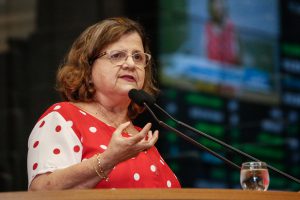 DEDICAÇÃO - “Nossa atividade pressupõe crença e amor aos alunos, mas também luta e resistência”, ressaltou Teresa Leitão. Foto: Roberto Soares