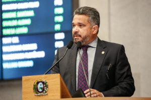 DESAFIOS - “Eles enfrentam baixos salários e falta de estrutura básica em muitas escolas, além de alunos agressivos”, afirmou William Brigido. Foto: Roberto Soares
