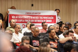 RISCO - Encontro foi promovido, em conjunto, Comissões de Desenvolvimento Econômico, de Negócios Municipais e de Cidadania. Metroviários presentes ao evento demonstraram preocupação com os impactos para os usuários. Foto: Evane Manço