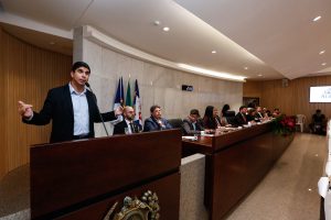 PREJUÍZOS - “O mais importante é como vão se sustentar as pessoas que dependem da pesca, da venda de frutos do mar e do turismo”, apontou Erick Lessa. Foto: Roberta Guimarães