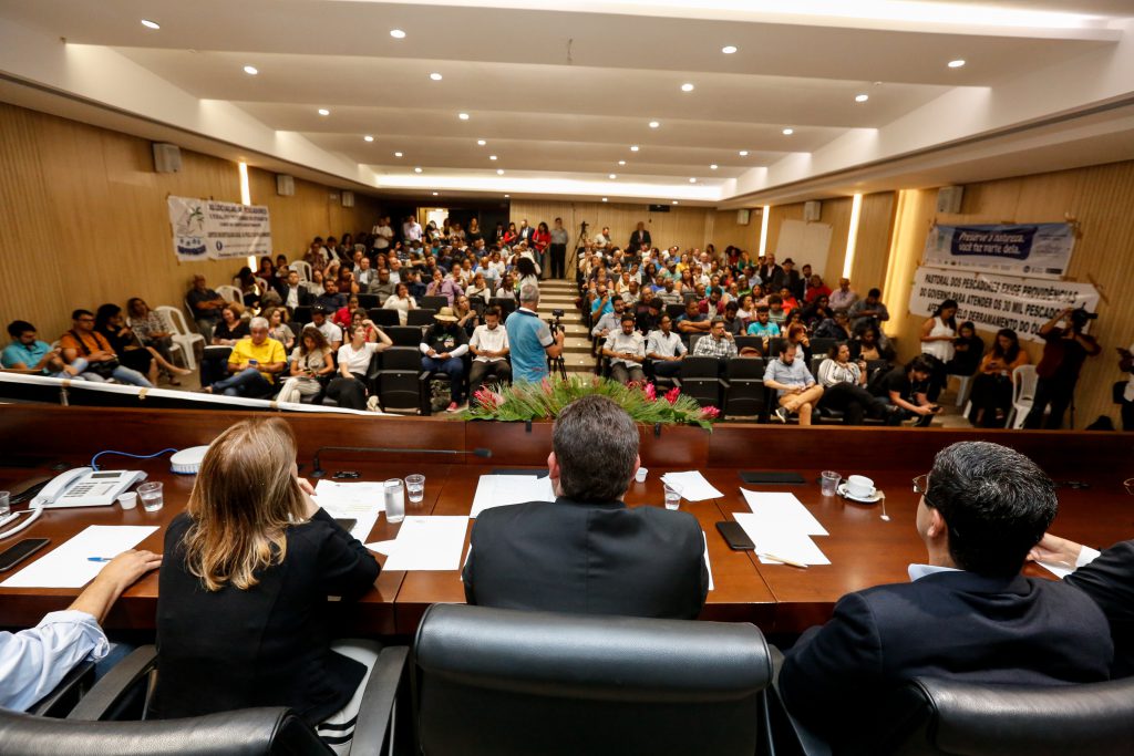 DEBATE - Encontro promovido pelas Comissões de Meio Ambiente e de Desenvolvimento Econômico tratou da situação de pescadores e voluntários que atuam na coleta do material. Foto: Roberta Guimarães