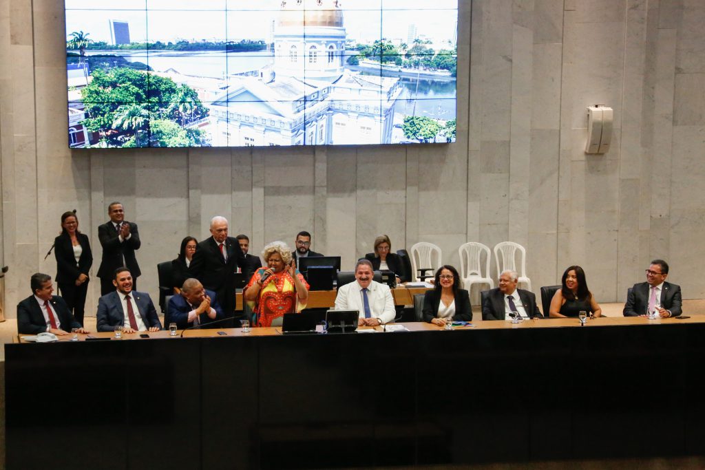 Reunião Solene de entrega do Título de Cidadão de Pernambuco à cantora Alcione