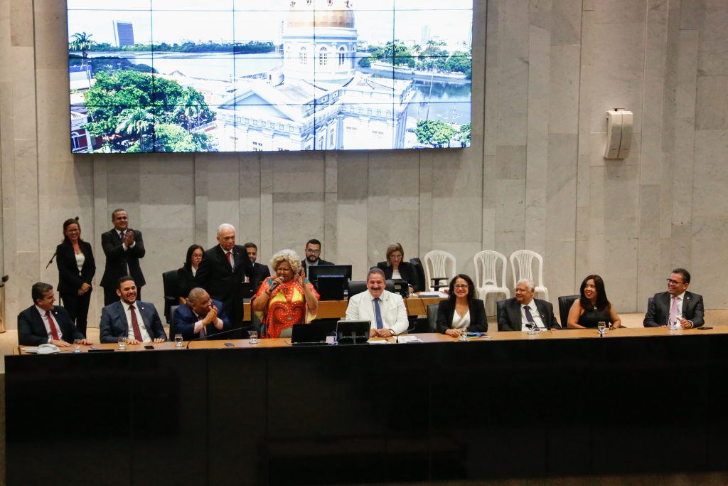 ReuniÃ£o Solene de entrega do TÃ­tulo de CidadÃ£o de Pernambuco Ã  cantora Alcione