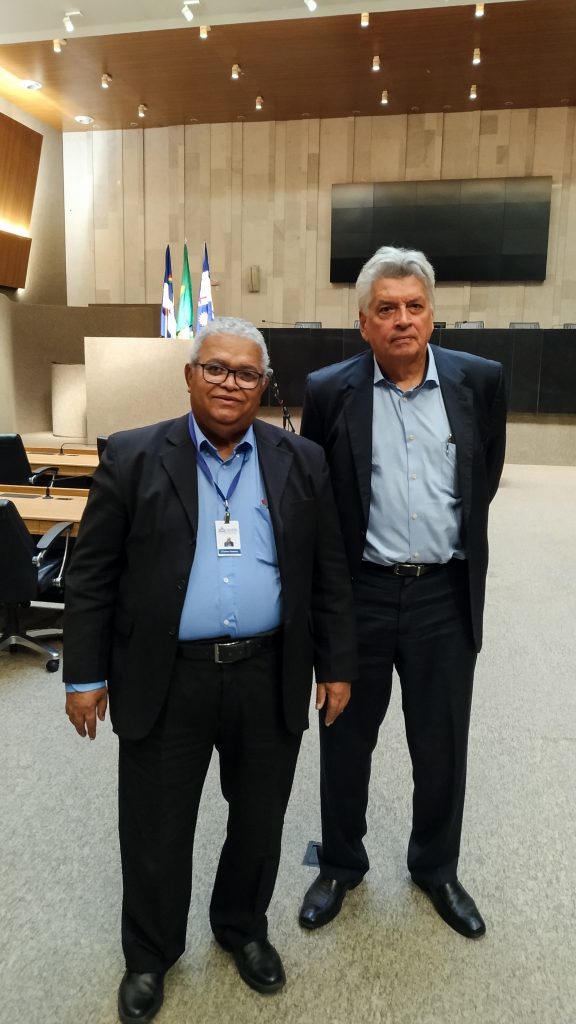 APOIO - Servidor da Alepe, José Carlos Santana, e assessor jurídico Izael Nóbrega integraram equipe técnica da Constituinte de 1989. Foto: Edson Alves Jr.