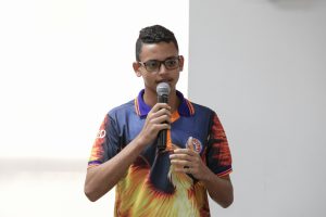 ACIDENTES - Aluno da Escola Tito Pereira, Richard Emanuel cobrou faixa de pedestres na via: “Queremos que nosso direito constitucional à segurança seja respeitado”. Foto: Nando Chiappetta