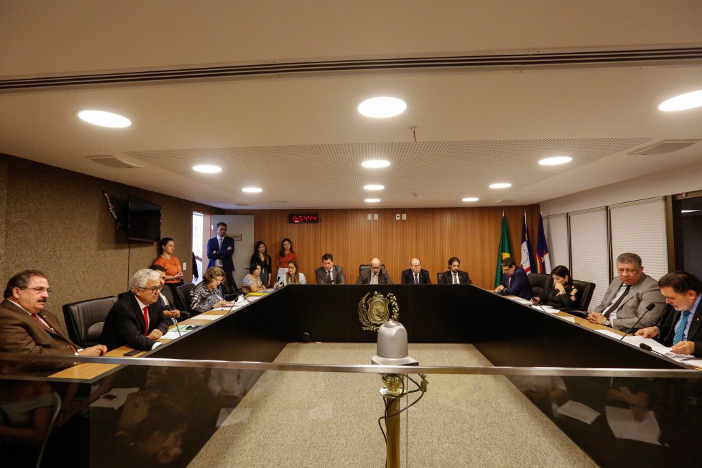 AJUSTES - Mudanças foram sugeridas aos deputados pela OAB-PE e terão impacto sobre regras para planos de saúde, definição de produtos essenciais e afixação de cartazes previstos em leis, entre outras. Foto: Roberta Guimarães