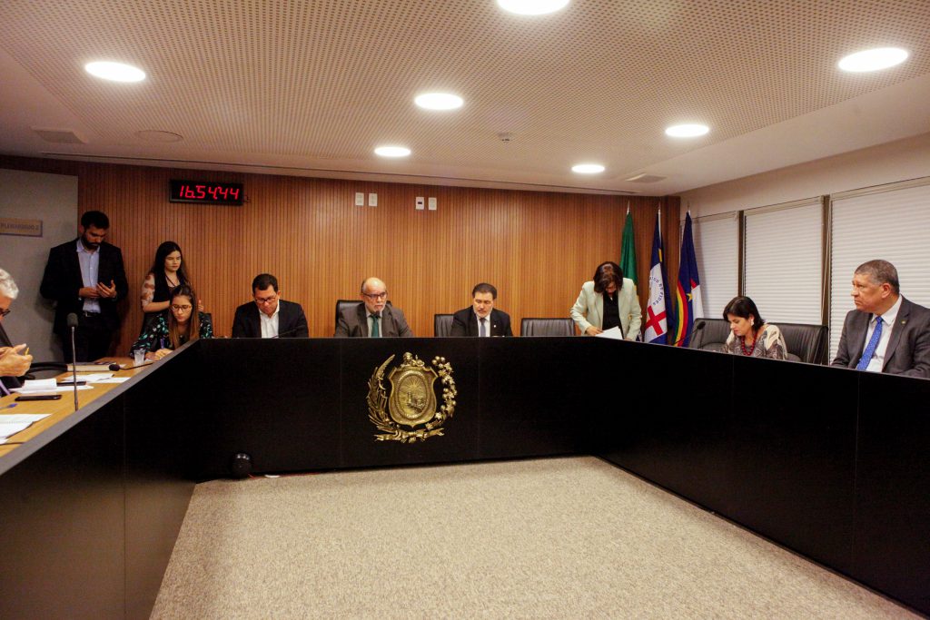 PAUTA - Assunto foi debatido em reunião extraordinária da Comissão de Justiça, que recebeu representantes da Fecomércio-PE e da Associação de Supermercados. Foto: Evane Manço