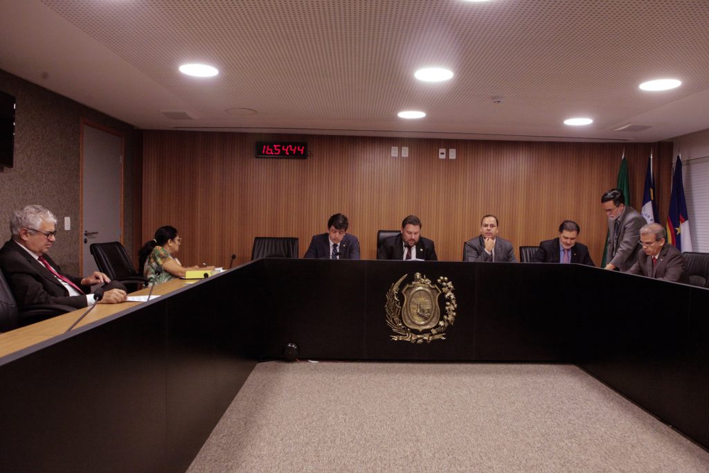 DEBATE - Gestor, que não participou da audiência pública promovida pelo colegiado na ilha, era aguardado para a reunião desta quarta. Parlamentares querem discutir proposta que proíbe carros a combustão na localidade. Foto: Nando Chiappetta