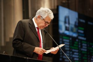 REVERÊNCIA - Por iniciativa de Antônio Moraes, Plenário homenageou colunista político: “Pernambucanos perderam hoje uma grande figura”. Foto: Roberto Soares