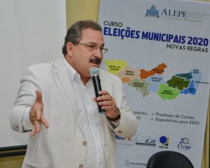 CAPACITAÇÃO - Para presidente da Alepe, Eriberto Medeiros, curso evita que candidatos cometam equívocos por falta de informação. Foto: Marcos Henrique