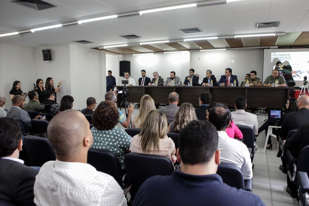 DEBATE - Audiência pública reuniu deputados, vereadores e moradores da cidade, assim como representantes das Polícias Civil e Militar e do Corpo de Bombeiros. Foto: Nando Chiappetta