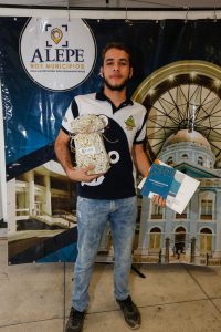 COMPETIÇÃO - Pedro Vinícius da Silva, da Escola Natalícia Figueiroa, foi o campeão do Master Legis, jogo de perguntas e respostas sobre o Parlamento. Foto: Roberto Guimarães