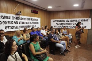 PREJUÍZO - Afetados pelo vazamento de óleo no litoral nordestino, profissionais relataram perda da fonte de renda com queda nas vendas de peixes, mariscos e caranguejos. Foto: Nando Chiappetta