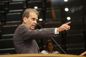 FEITOSA - “Não se paga emenda parlamentar em Pernambuco. A retirada do trecho apequena esta Casa”, argumentou o autor da PEC. Foto: Roberto Soares