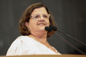 SAUDAÇÃO - “Estudantes terão oportunidade de constatar que a política é a alma da sociedade”, disse Teresa Leitão. Foto: Roberto Soares