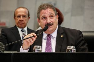 PRIORIDADE - “Esta é mais uma ação da Casa no sentido de aproximar o cidadão da Alepe, e a Escola é responsável por vários projetos com esse objetivo”, frisou Eriberto Medeiros. Foto: Roberto Soares