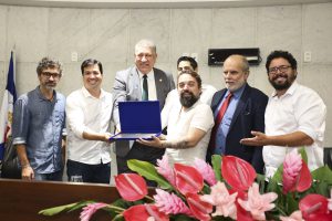 RECONHECIMENTO - Produtores receberam placa comemorativa da Alepe e agradeceram a iniciativa da Casa e do deputado Isaltino Nascimento, que propôs homenagem. Foto: Jarbas Araújo