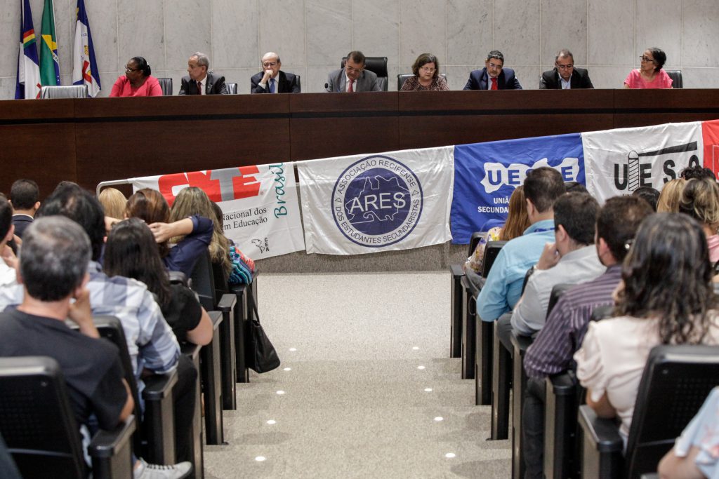 DEBATE - Tema foi discutido pela Comissão de Educação da Alepe. Atualmente, mais de 60% dos recursos que financiam da pré-escola aos Ensinos Médio e Técnico no Brasil provém do Fundo. Foto: Nando Chiappetta