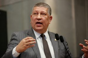 RISCO - Deputado leu a carta dos trabalhadores do Núcleo de Apoio à Saúde da Família de Pernambuco. Foto: Roberto Soares