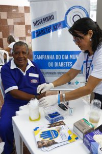 AÇÃO - Durante toda a manhã, foram oferecidos, gratuitamente, serviços como teste de glicemia e orientação nutricional. Foto: Roberta Guimarães