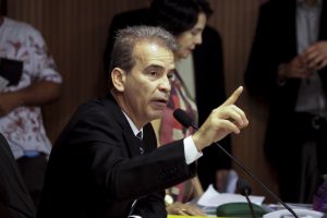 CONTRAPONTO - Único a votar contra, Alberto Feitosa argumentou que a matéria fere o direito à propriedade: “Obriga a comprar um carro elétrico mesmo não sabendo se vai existir e a que custo”, pontuou. Foto: Nando Chiappetta