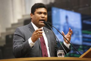 DEFESA - “Também sou policial militar, e o fato em Brasília foi de um agente que se incomodou com um quadro que criminalizava a corporação”, ponderou Joel da Harpa. Foto: Roberto Soares