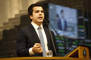 ICMS - Para o deputado, decreto do Executivo prejudica a competitividade dos pernambucanos, uma vez que outros Estados oferecem incentivos fiscais. Foto: Roberto Soares
