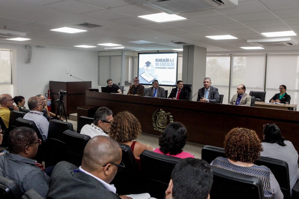 ENCONTRO - Professores das áreas de Informática e de Gestão Pública da UFPE participaram de debate sobre o tema promovido por Frente Parlamentar. Foto: Nando Chiappetta