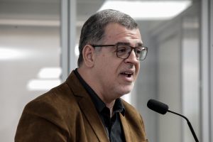 TECNOLOGIA - Para Thiago Modenesi, máquina é instrumento complementar de aprendizagem, mas não substitui papel do professor. Foto: Nando Chiappetta