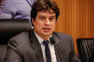TRAMITAÇÃO - Ramos elogiou trabalho do corpo técnico da Casa, que lidou com as mais de mil emendas apresentadas aos dois projetos de lei. Foto: Roberta Guimarães